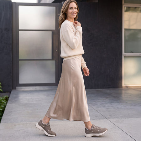 Model wearing Momentum MXV Stride Leather Metatarsal in color Taupe