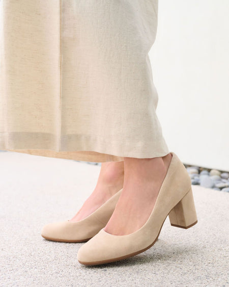 Model wearing Tempo Pump Metatarsal in color Tan Patent