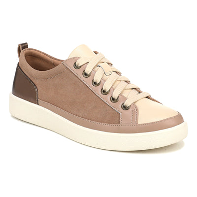 Winny in Desert Sand - side view