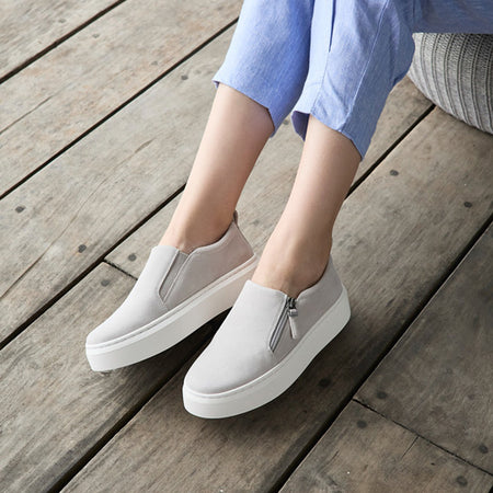 Model wearing Jumpstreet Zip Metatarsal in color Grey