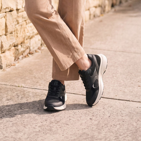Model wearing Momentum MXV Stride in color Black