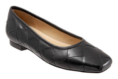 Hanny in Black - side view