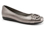 Ballet flat, metallic silver leather, rounded toe, metal buckle, black rubber sole; Trotters Sizzle Signature.