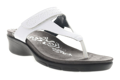 Wynzie in White - side view