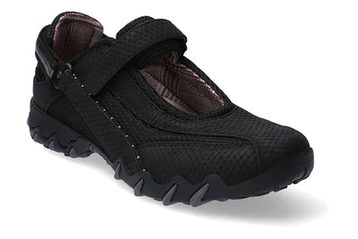 Niro in Black - side view