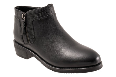 Rubi in Black Lizard - side view