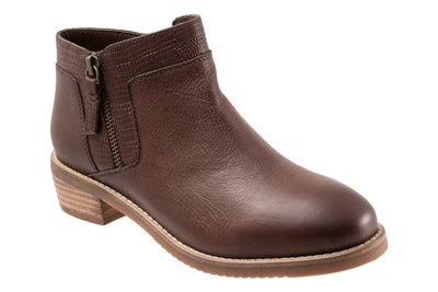 Rubi in Chestnut Lizard - side view