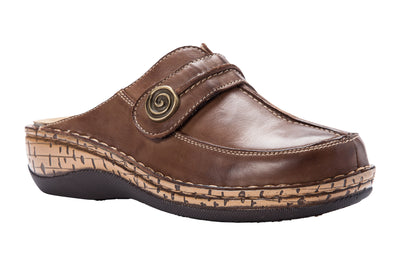 Jana in Brown - side view