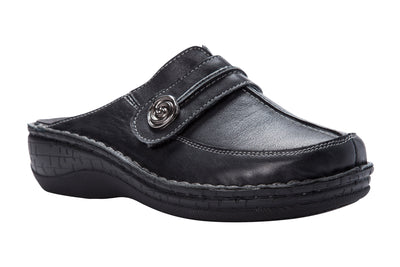 Jana in Black - side view